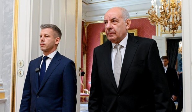 Od pobede na izborima i smene vlasti Viktora Orbana, novi mađarski premijer Peter Mađar više je puta pozivao Tamaša Šujoka da se povuče, što ovaj odbija | Foto: EPA