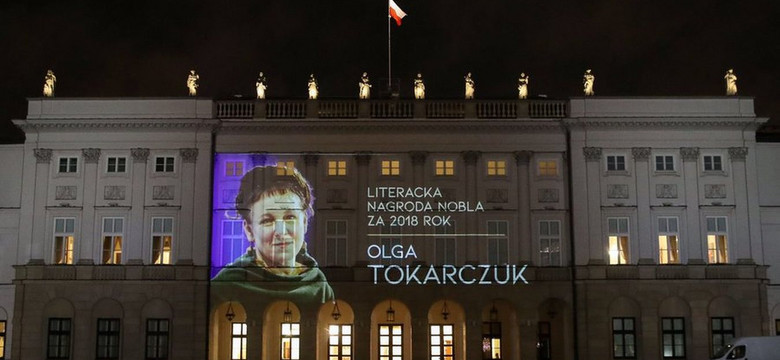 Specjalna iluminacja na Pałacu Prezydenckim z wizerunkiem Olgi Tokarczuk. Zobacz WIDEO