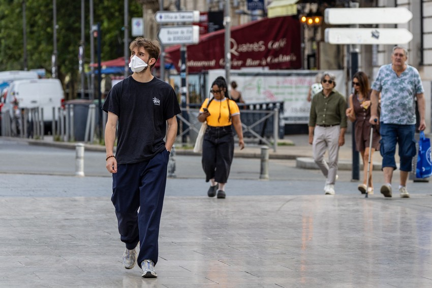 Građani Bordoa sa maskama na ulicama