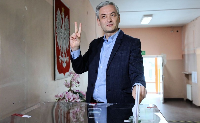 Lider Wiosny Robert Biedroń głosuje w lokalu wyborczym w Warszawie