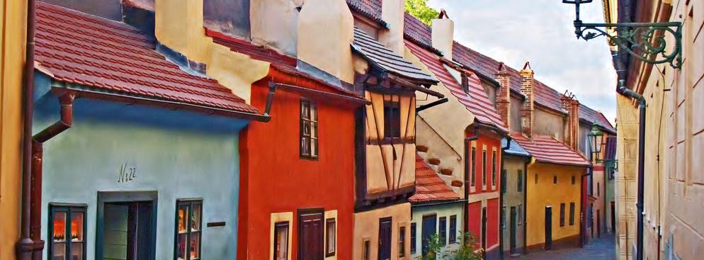 Czeski urok Pragi czyni to miasto idealnym miejscem dla podróżnych, którzy mają dość plaż i wolą obcować z kulturą. Można poświęcić cały dzień na zwiedzanie zamku na Hradczanach, a następnie zjeść suty posiłek w jednej z klasycznych czeskich gospód. – tak o Pradze pisze portal TripAdvisor. Praga rzeczywiście zachwyca: Most Karola, Rynek Staromiejski, Hradczany, Mala Strana, czy dzielnica Żydowska – dzięki tym miejscom czeska stolica ma swój niepowtarzalny urok, a turysta będzie pod jego wrażeniem przez długi czas. Po intensywnym zwiedzaniu warto zjeść posiłek w jednej z licznych restauracji, a wieczorem udać się do baru ukrytego w piwnicy i wypić słynne czeskie piwo.