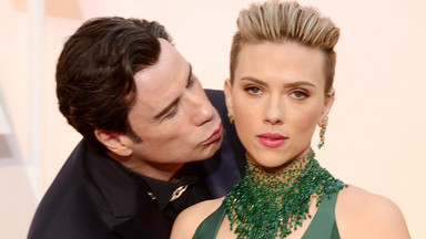 John Travolta lepi się do gwiazd na Oscarach!