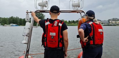 Pusty skuter unosił się po tafli zalewu. Dramatyczna akcja nad Zegrzem. Zaginionych znaleziono na plaży