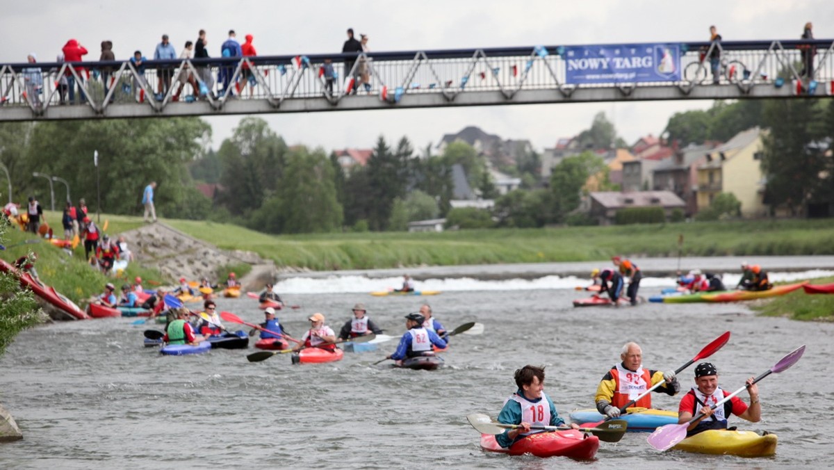 Najstarsza nowotarska impreza sportowa nadal cieszy się popularnością. Aż 210 zweryfikowanych zawodników popłynęło spod kładki przy lodowisku w trasę LXXII Międzynarodowego Spływu Kajakowego na Dunajcu im. Tadeusza Pilarskiego.