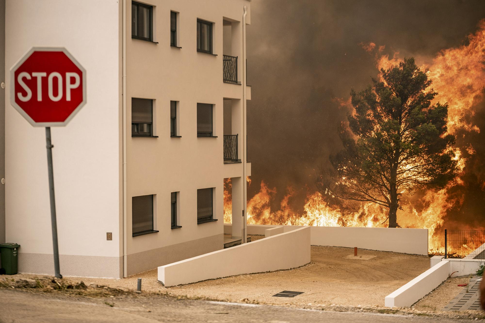 Požiar sa rozšíril k budovám v chorvátskej obci Grebaštica.