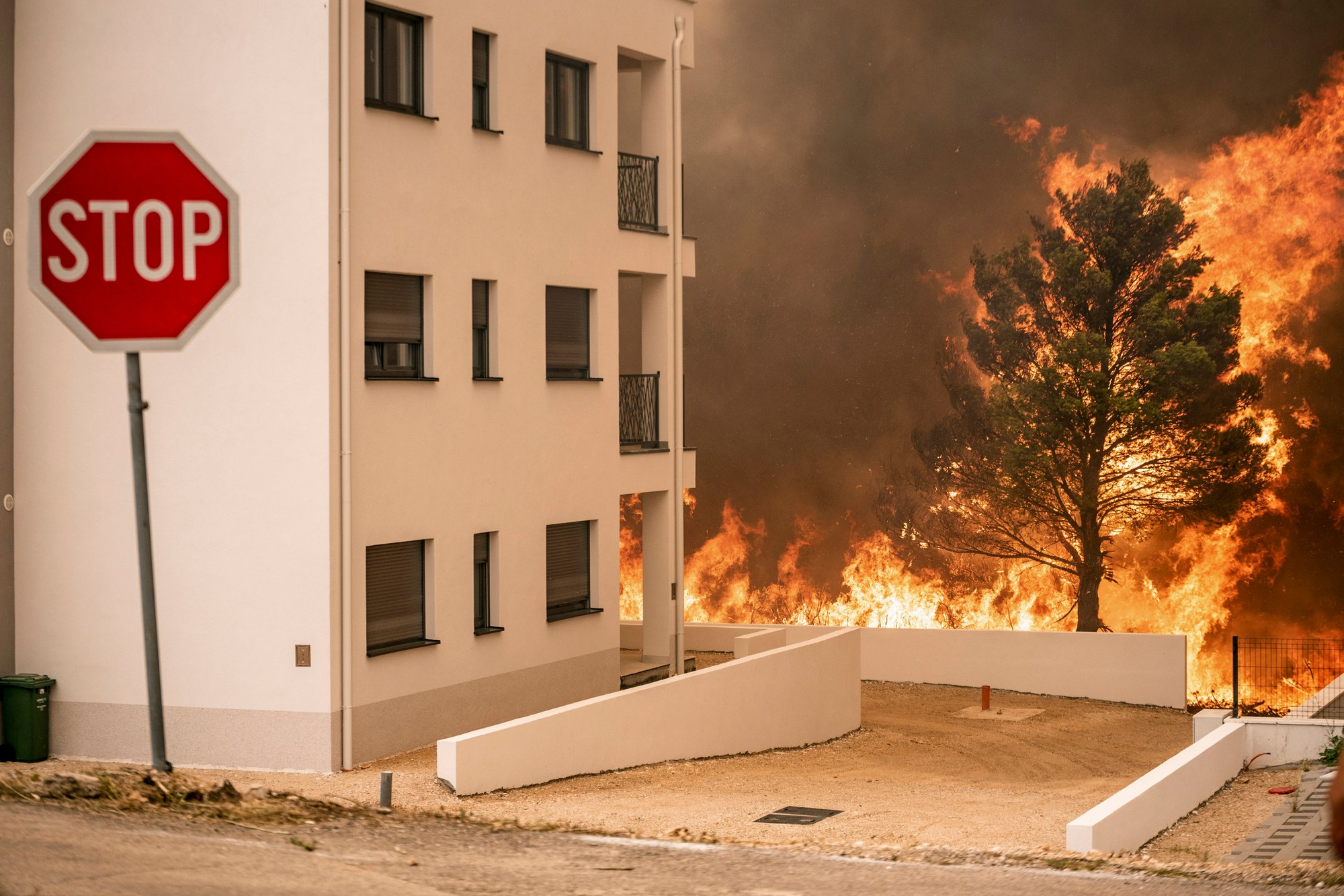 Požiar sa rozšíril k budovám v chorvátskej obci Grebaštica.