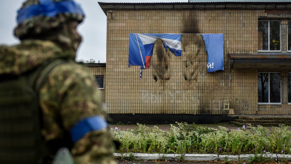 Spalony sztandar z rosyjską flagą w obwodzie charkowskim. Północno-wschodnia Ukraina.