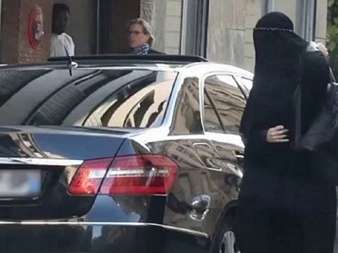 Slavna lepotica obukla burku i ušunjala se kod plastičnog hirurga, ali je prevara otkrivena