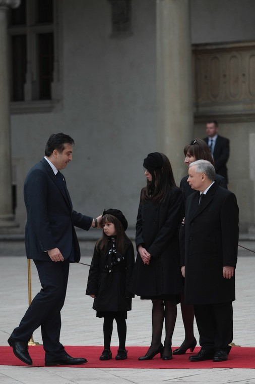 Pogrzeb Lecha i Marii Kaczyńskich Michail Saakaszwili i Jarosław Kaczyński z rodziną