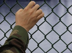 Szef MON nie skontroluje służb wojskowych. Na razie