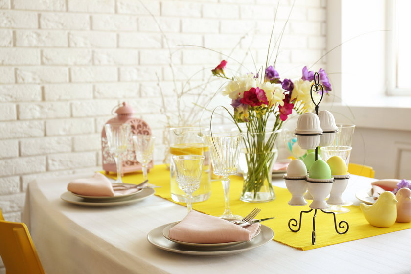 Jak ozdobić wielkanocny stół?  Wiosenne kwiaty, kolorowe pisanki, bazie tworzą nastrój