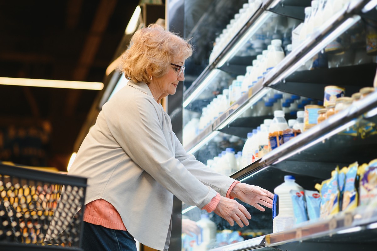 seniorka robi zakupy w sklepie w niedzielę handlową