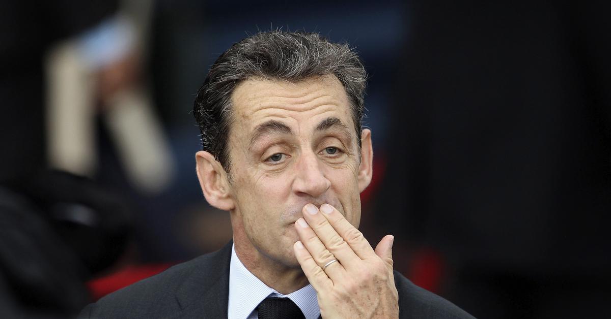 Свобода нравов у политиков. Николя Саркози недовольный. Николя Саркози жесты. Жесты политиков. Жесты во Франции.