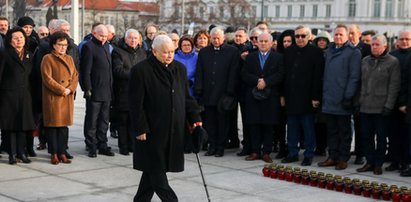 Politycy PiS oddali hołd ofiarom katastrofy smoleńskiej. Kogo zabrakło? Zdjęcia mówią wszystko