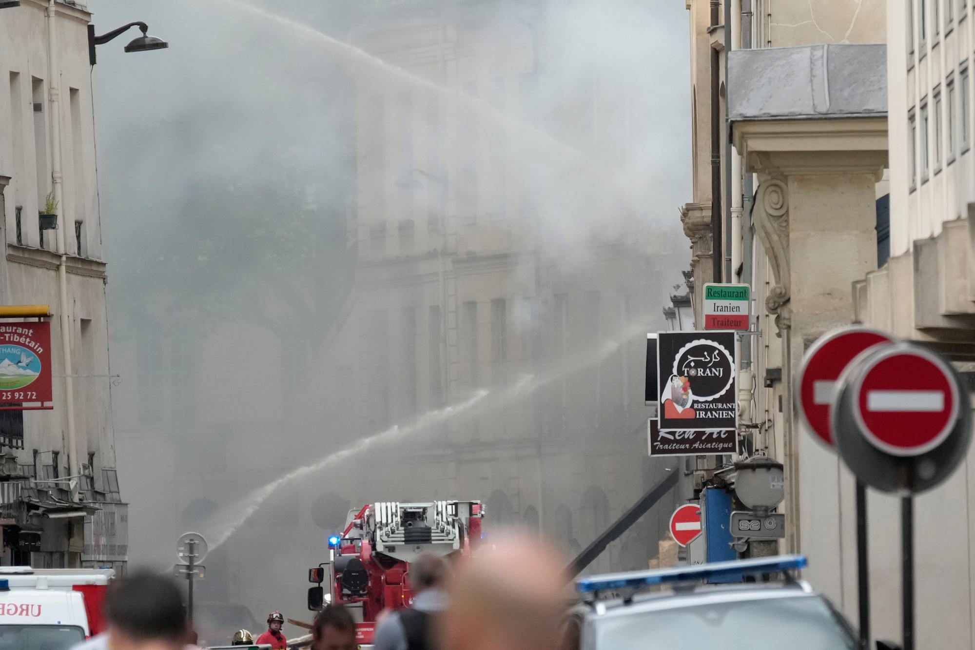 Hasiči zasahujú počas požiaru, ktorý spôsobil výbuch v Paríži v stredu 21. júna 2023.