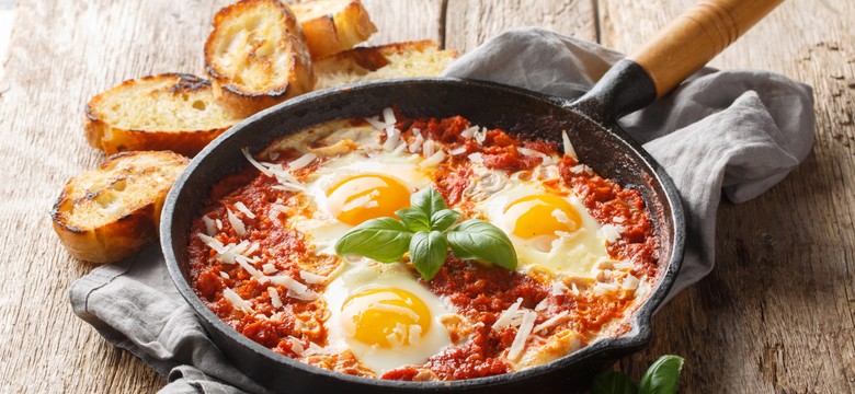 "Jajka w czyśćcu" - pyszne danie prosto z Neapolu nie tylko na Halloween