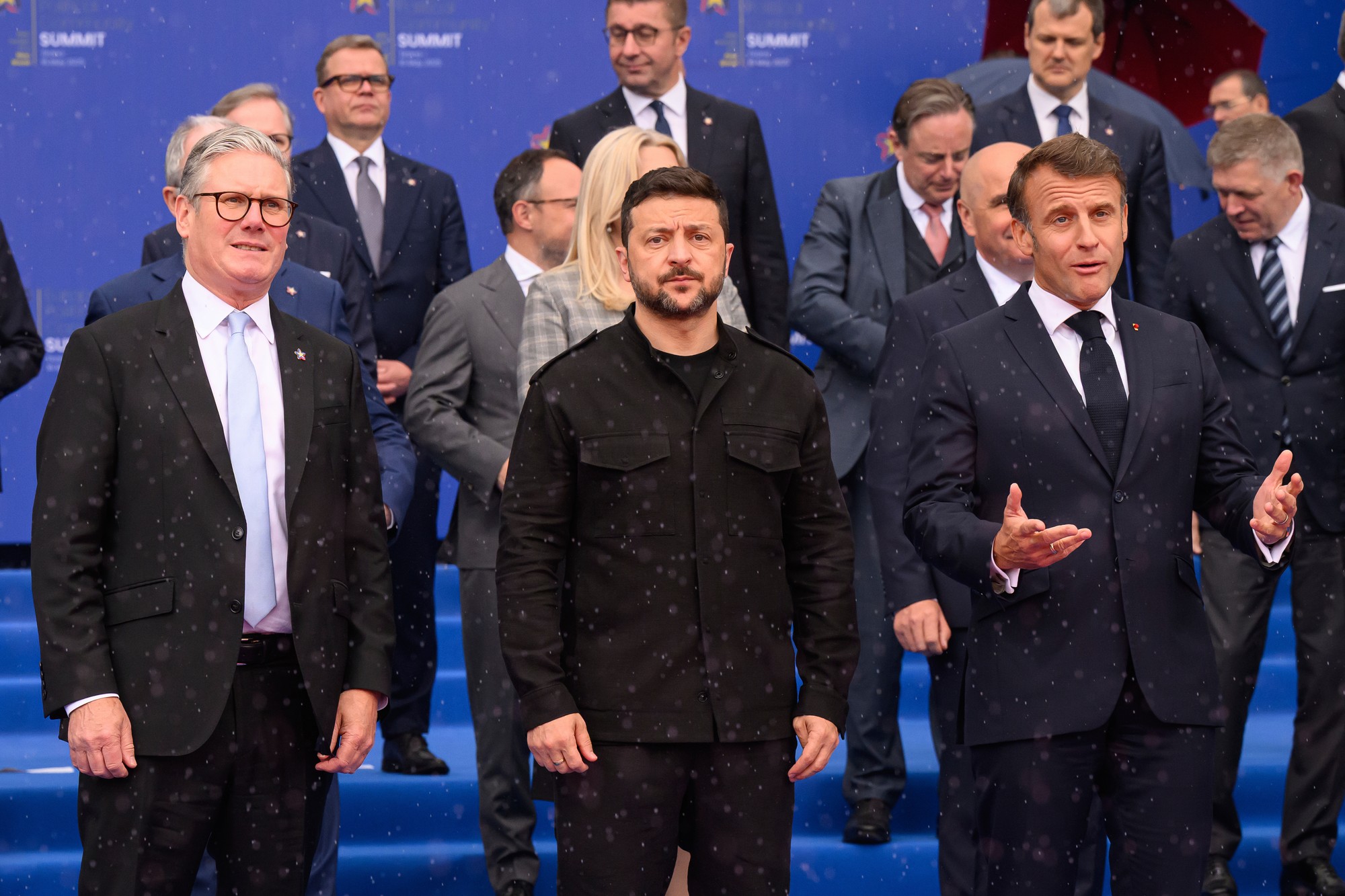 Britský premiér Keir Starmer (vľavo), ukrajinský prezident Volodymyr Zelenskyj a francúzsky prezident Emmanuel Macron (vpravo).
