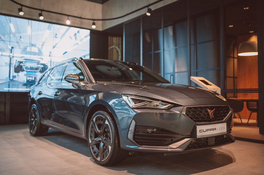 Cupra Studio przy al. Solidarności w Warszawie to trzeci butikowy concept store tej marki na świecie. Dwa pozostałe działają w Mexico City i w Hamburgu. 