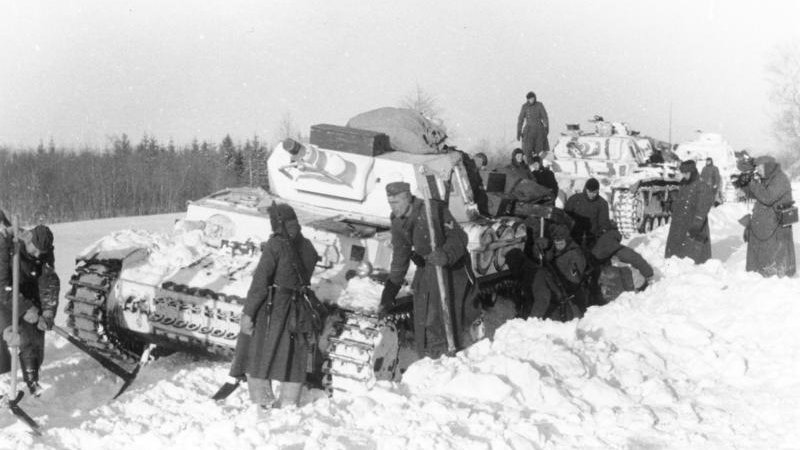 Niemiecki czołg PzKpfw IV zakopany w śniegu w grudniu 1941 roku