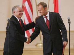 Małe złośliwości Tuska i Kaczyńskiego