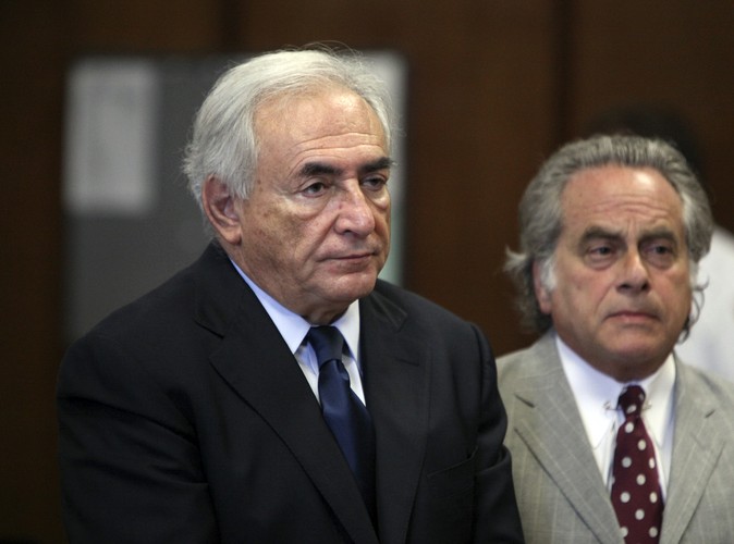 <b>Dominique Strauss-Kahn (po lewej)</b>
<br>
<br>
W 2011 roku były szef MFW został aresztowany w Nowym Jorku na pokładzie w związku z zarzutem napaści seksualnej na pokojówkę. Następnie został oskarżony o próbę gwałtu przez francuską dziennikarkę Tristane Banon. Skandal, który w związku z tym zelektryzował opinię publiczną na całym świecie, zmusił Strauss-Kahna do dymisji i pogrzebał jego szanse na zwycięstwo w wyborach prezydenckich we Francji, które, według sondaży, mógłby wygrać.
<br>
<br>
To nie koniec. W 2013 roku Strauss-Kahn został oskarżony o stręczycielstwo. Chodziło o skandal nazwanym od hotelu w Lille, w którym kilka osób wynajmowało prostytutki biorące udział w zbiorowych przyjęciach z udziałem osób wysoko postawionych w hierarchii politycznej i administracyjnej i w jakich uczestniczył także były prezes MFW. On sam twierdzi, że nie wiedział, iż były to kobiety żyjące z prostytucji, która we Francji jest dozwolona - zabronione jest stręczycielstwo.