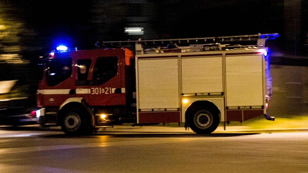 Pięć samochodów spłonęło minionej nocy w miejscowości Ostrów Mazowiecka. Jak podaje radio RMF FM, wszystkie auta należały do tej samej osoby. Informację tę potwierdziła w rozmowie z Onetem Komenda Wojewódzka Policji w Radomiu.