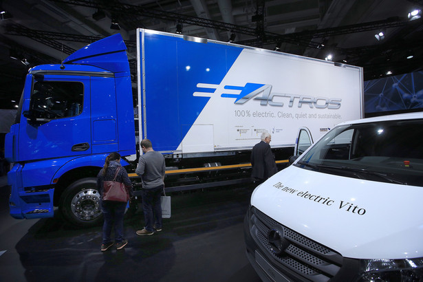 Elektryczny samochód ciężarowy Mercedes-Benz eActros. Photographer: Krisztian Bocsi/Bloomberg