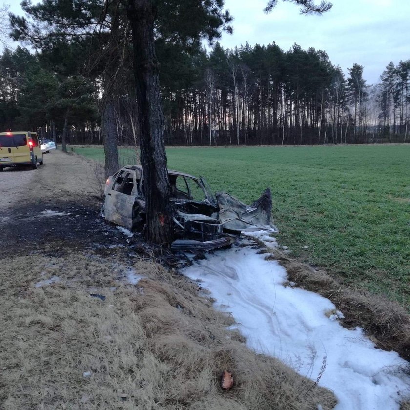 Dramatyczny pościg na Podlasiu. Auto uderzyło w drzewo i spłonęło