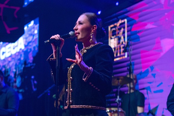 PEVAČ SE RASPAMETIO KAD JE UGLEDAO CECU Došao na njen nastup u treger majici, pa se snimio, a tek što je izašao iz bolnice (VIDEO)