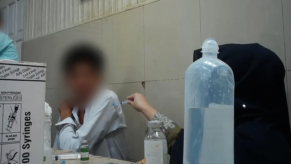 Snimali smo osoblje koje nije nosilo rukavice i davalo je injekcije pacijentima kroz odeću | Foto: BBC