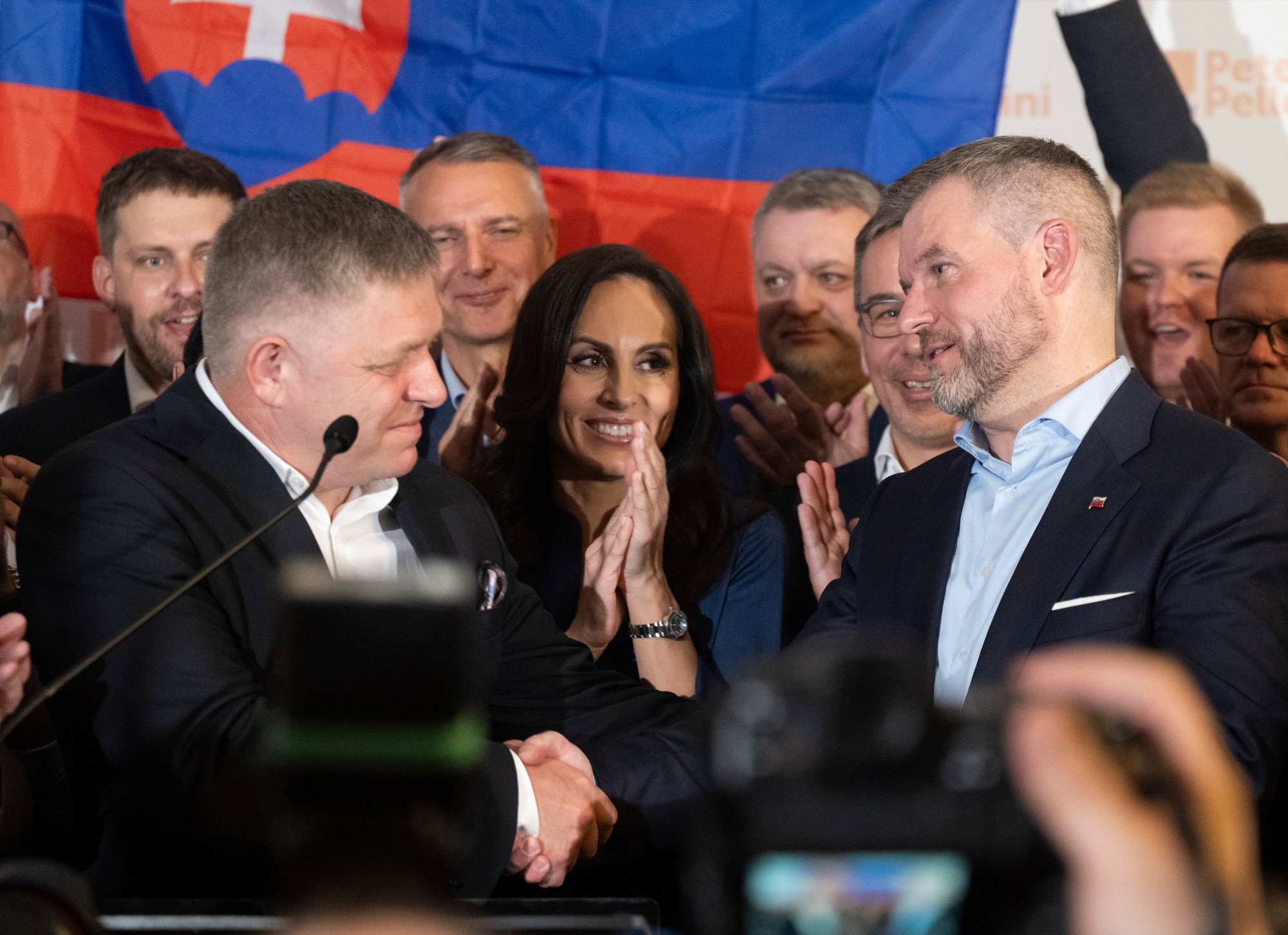Druhé kolo prezidentských volieb: Pellegrinimu gratuluje premiér SR Robert Fico.