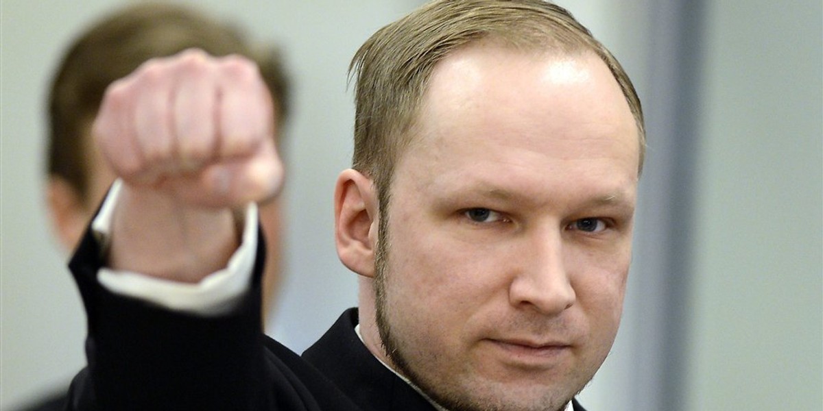 Breivik przed sądem pokazuje pięść 