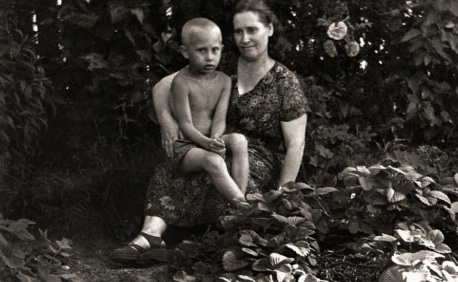 Vladimir Putin sa majkom Marijom na slici iz jula 1958.