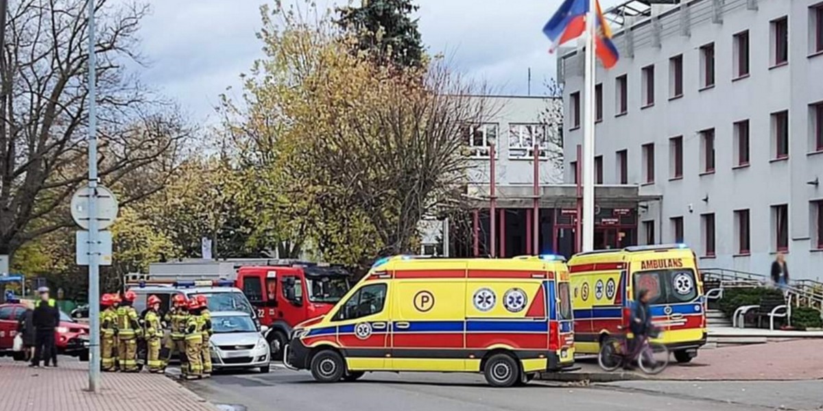 Groza przy budynku mieleckiej policji. Ranne policjantki.