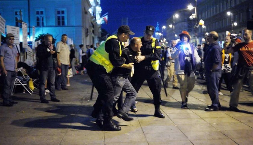 Policja usunęła obrońców krzyża