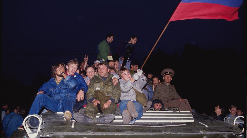 Mieszkańcy Moskwy bronią budynku parlamentu przed puczystami. Moskwa, sierpień 1991 r.