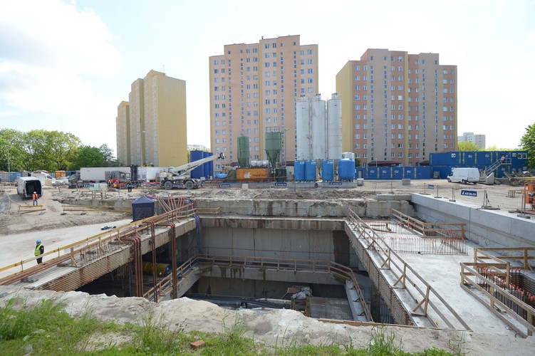 Hanna Gronkiewicz-Waltz mówiąc o ostatniej i największej w tym etapie budowy metra stacji Trocka powiedziała, że budowa tej stacji będzie zakończona w 2019 roku.. W sobotę prezydent podpisała element tunelu - tubing - który zakopany będzie pod ziemią. Swoje podpisy mogli też złożyć tam zwiedzający budowę stacji warszawiacy.

Prezes Metra Warszawskiego Jerzy Lejk powiedział, że maszyna Maria, która pracuje w tunelu, drążyła też odcinek centralny drugiej linii metra. Za kilka tygodni pracę przy drążeniu tunelu rozpocząć ma też maszyna Anna. Fot. PAP/Marcin Obara