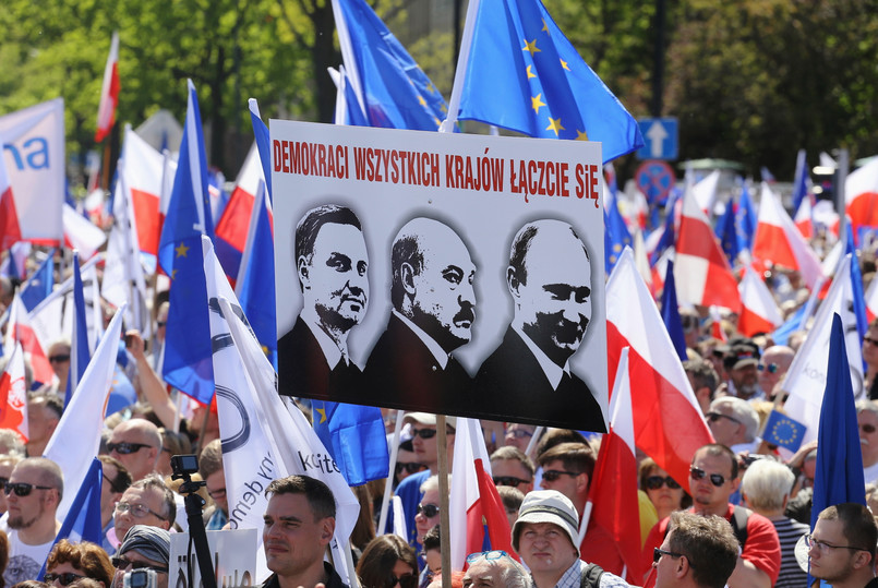 Demonstracja KOD na ulicach Warszawy