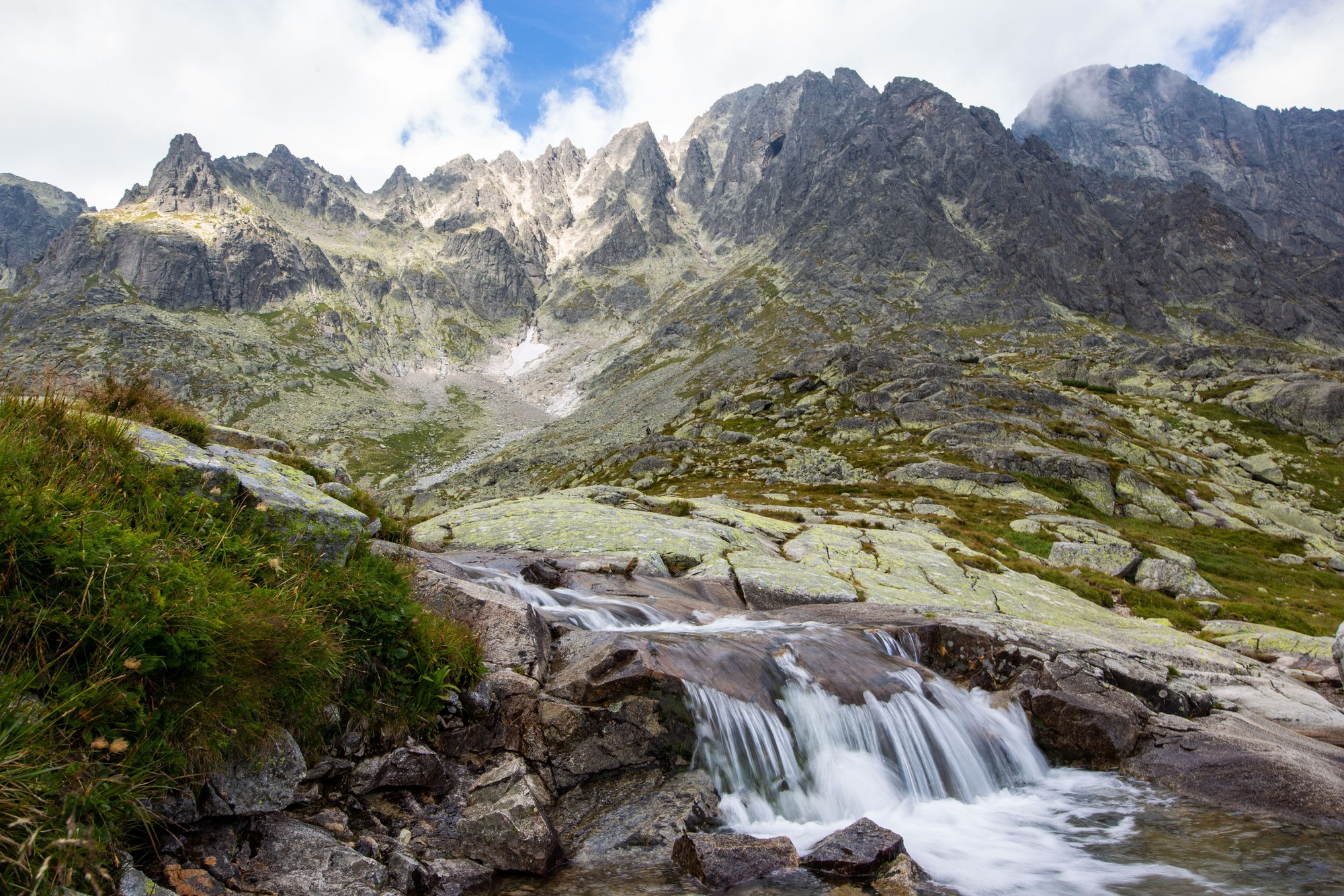 Vysoké Tatry lákajú množstvo turistov (ilustračné foto).