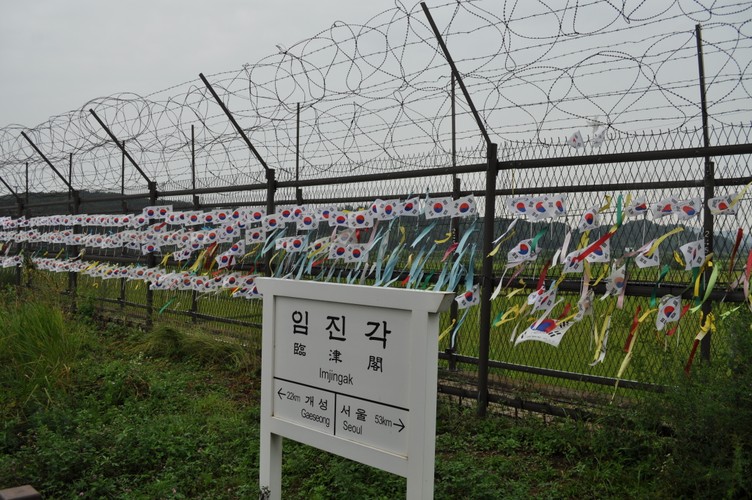 Amerykanie twierdzą, że nie przeszkadza im ostatnie zbliżenie Seulu z Pekinem. Cieszą się nawet z niego, ponieważ wiedzą, że może to umocnić stabilizację w regionie. Być może na zbliżające się święto Północy, Pjongjang szykuje czwartą próbę nuklearną. Tego na razie nie wie nikt, być może nawet sam Kim Dzong Un.
Przedstawiciele Instytutu Zjednoczenia Korei nie chcą nazywać Una szaleńcem. Według nich jego działania są bardzo racjonalne, reżim nie chce oddać władzy i za wszelką cenę przywłaszcza sobie tyle pomocy ekonomicznej, ile tylko zdoła. Jednak powrót do tzw, sunshine policy nie jest już możliwy. Traktowanie Korei Północnej na sposób pobłażliwy wybaczając im każdą prowokację na poczet oczekiwanego zjednoczenia i udzielanie sporego wsparcia finansowego, które prowadził jeden z poprzednich prezydentów Południa, Lee Myong-bak, nie wchodzi już w grę.
Mieszkańcy miejscowości znajdujących się w bezpośrednim sąsiedztwie strefy DMZ otrzymują od państwa dofinansowanie do prowadzonych gospodarstw,  ich dzieci także mogą liczyć na wsparcie studiów. Seul chce, by otoczenie granicy przypominało możliwie normalny świat. Do dyspozycji są schrony zdolne pomieścić około 300 osób każdy. To jedno przestronne pomieszczenie z wydzielonym pokoikiem na toaletę i zlewem ulokowanym pod jedną ze ścian. Na wypadek ataku, ostrzału czy nawet inwazji na szukających schronienia czekają maski przeciwgazowe, środki higieny oraz prowiant na jedną dobę.  Potem trzeba szukać kolejnego schronu.