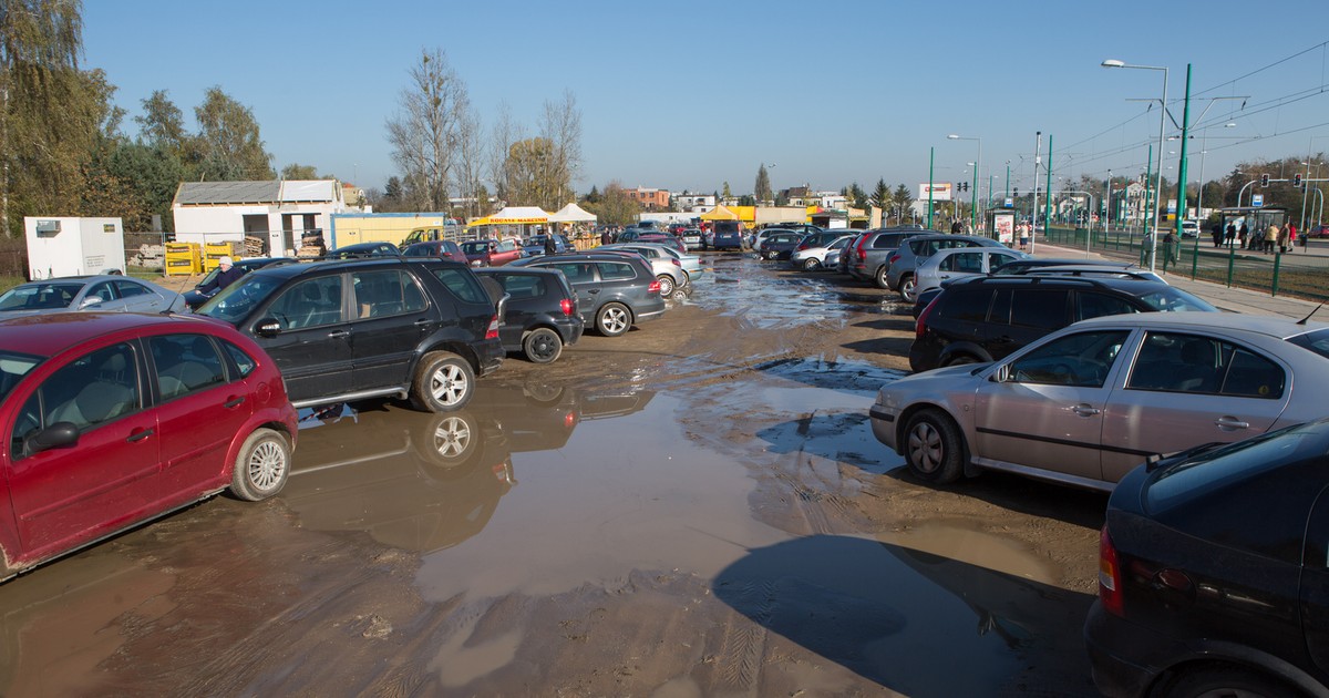 Jedziesz autem na cmentarz? Sprawdź jak parkować, żeby nie zapłacić mandatu