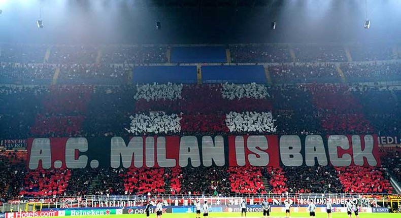 Des tifosis dans une tribune de San Siro