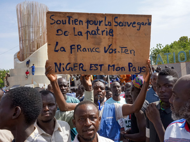 Demonstracja poparcia dla przywódcy junty Abdourahamana Tchianiego w Niamey