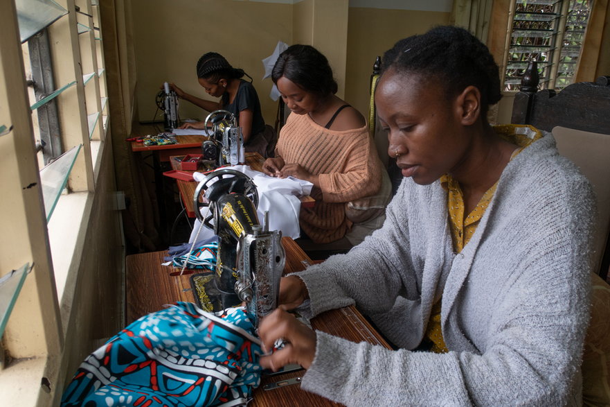 Uczennice Mai podczas pracy nad kolekcją Sewing Together