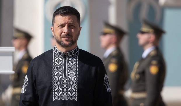 Ukrajinski predsednik Volodimir Zelenski u tradicionalnoj ukrajinskoj vezenoj košulji - višivanki