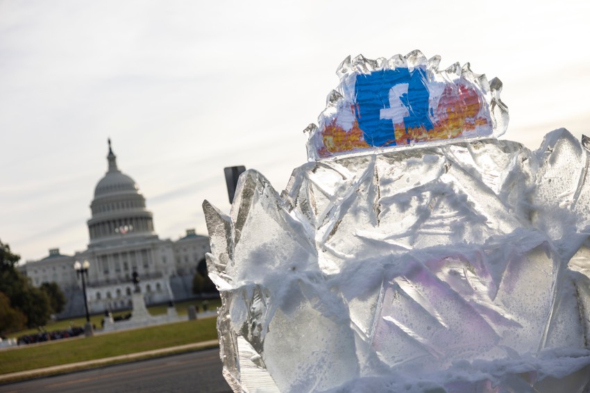 Protest aktivista grupe SUMOFUS.org u Vašingtonu zbog navodne uloge Fejsbuka u promovisanju klimatskih dezinformacija