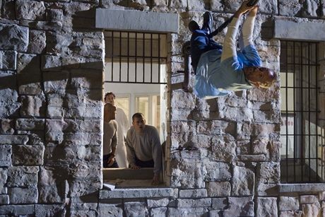 PRISON BREAK: Abruzzi (Peter Stormare, top) is one of the first inmates to crawl across the high wire in the PRISON BREAK episode 'Go' airing Monday, May 8 (8:00-9:00 PM ET/PT) on FOX. Also pictured: Amaury Nolasco, Wentworth Miller, and Silas Weir Mitchell©2006 Fox Broadcasting Co. Cr: Matt Dinnerstein/FOXĘ