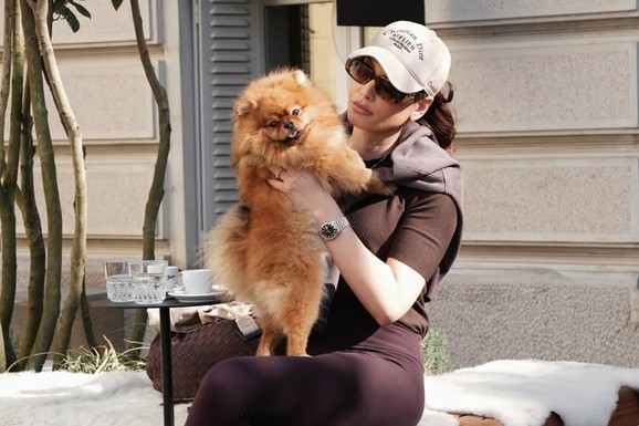 MIRKA VASILJEVIĆ U USKIM HELANKAMA MAMI UZDAHE NA ULICAMA BEOGRADA Krije se ispod kačketa i naočara, a evo ko joj pravi društvo: Komentari pljušte