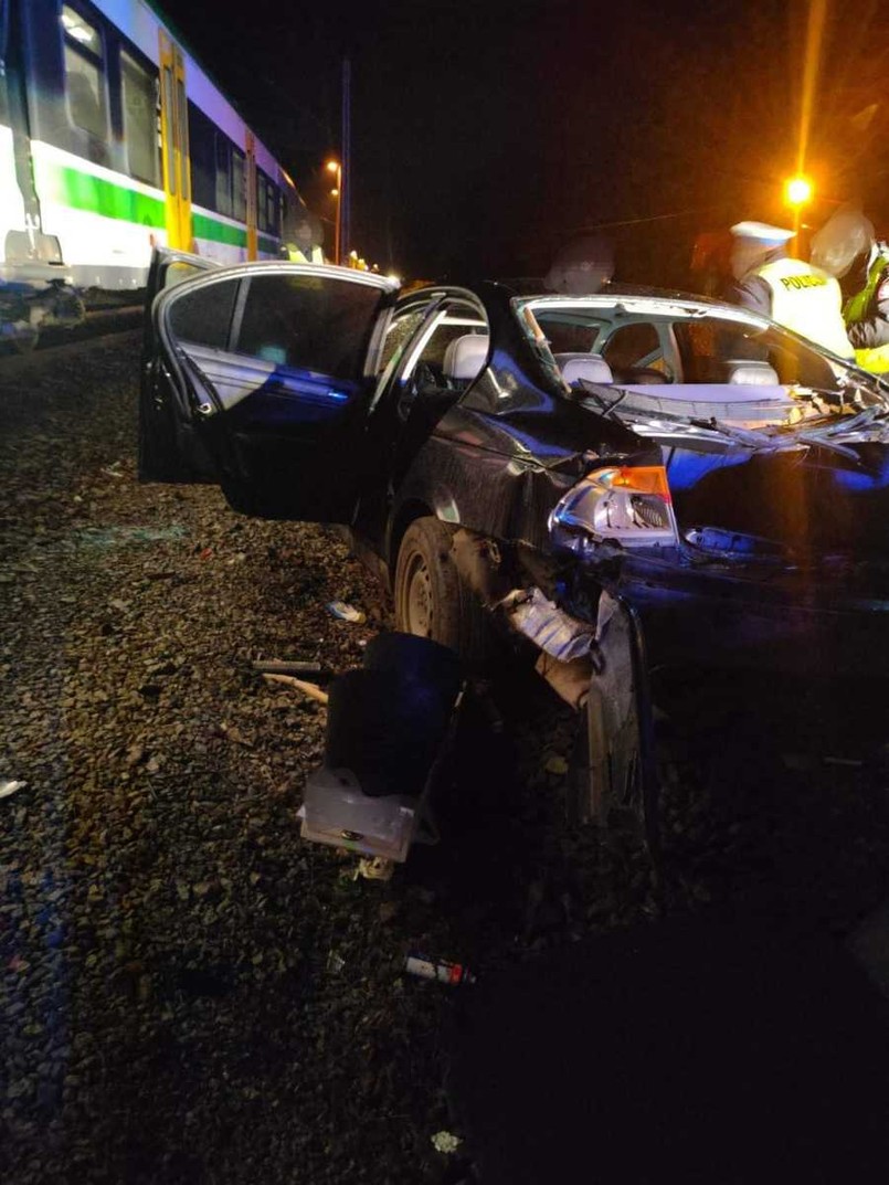 Wrak BMW po zderzeniu z pociągiem