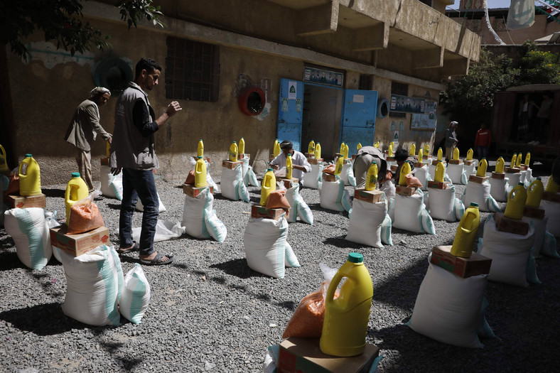 Wolontariusze przygotowują jedzenie w Jemenie